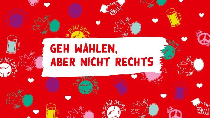Auf dem Foto ist ein roter Bierdeckel oder ein ähnliches quadratisches Bild zu sehen. Im oberen Bereich sind drei Logos platziert: Ein Herz mit dem Schriftzug "AWO" Die Buchstaben "NRW" Das Logo des "JUGENDWERKS DER AWO NRW" Der Hintergrund ist ein buntes, sich wiederholendes Muster aus verschiedenen Symbolen: Gelbe und blaue Peace-Zeichen Sich die Hand reichende Hände Rote Herzen Lachende Smileys Tauben Bierkrüge In der Mitte des Bildes befindet sich eine große, weiße, zerrissen wirkende Fläche. Darin steht in roter, großformatiger Schrift der Slogan: "GEH WÄHLEN, ABER NICHT RECHTS".