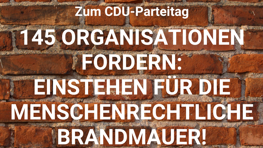 Das Bild zeigt eine Ziegelmauer als Hintergrund mit einem Text in deutscher Sprache. Der Text bezieht sich auf den CDU-Parteitag und fordert den Schutz von Menschenrechten und Flüchtlingen. Besonders hervorgehoben wird der Begriff „menschenrechtliche Brandmauer“. 