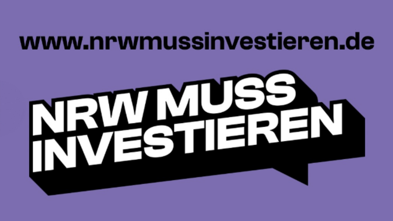 Auf dem Bild ist ein Slogan in deutscher Sprache zu sehen, der lautet: „NRW MUSS INVESTIEREN“ Darüber steht die Website: „www.nrwmussinvestieren.de“ Der Hintergrund ist lila, und der Slogan ist in einem auffälligen weißen Blockbuchstaben-Stil mit schwarzer Umrahmung dargestellt – ähnlich einer Sprechblase oder einem Schild. Die Botschaft vermittelt klar eine politische oder gesellschaftliche Forderung nach Investitionen in Nordrhein-Westfalen (NRW), einem Bundesland in Deutschland.
