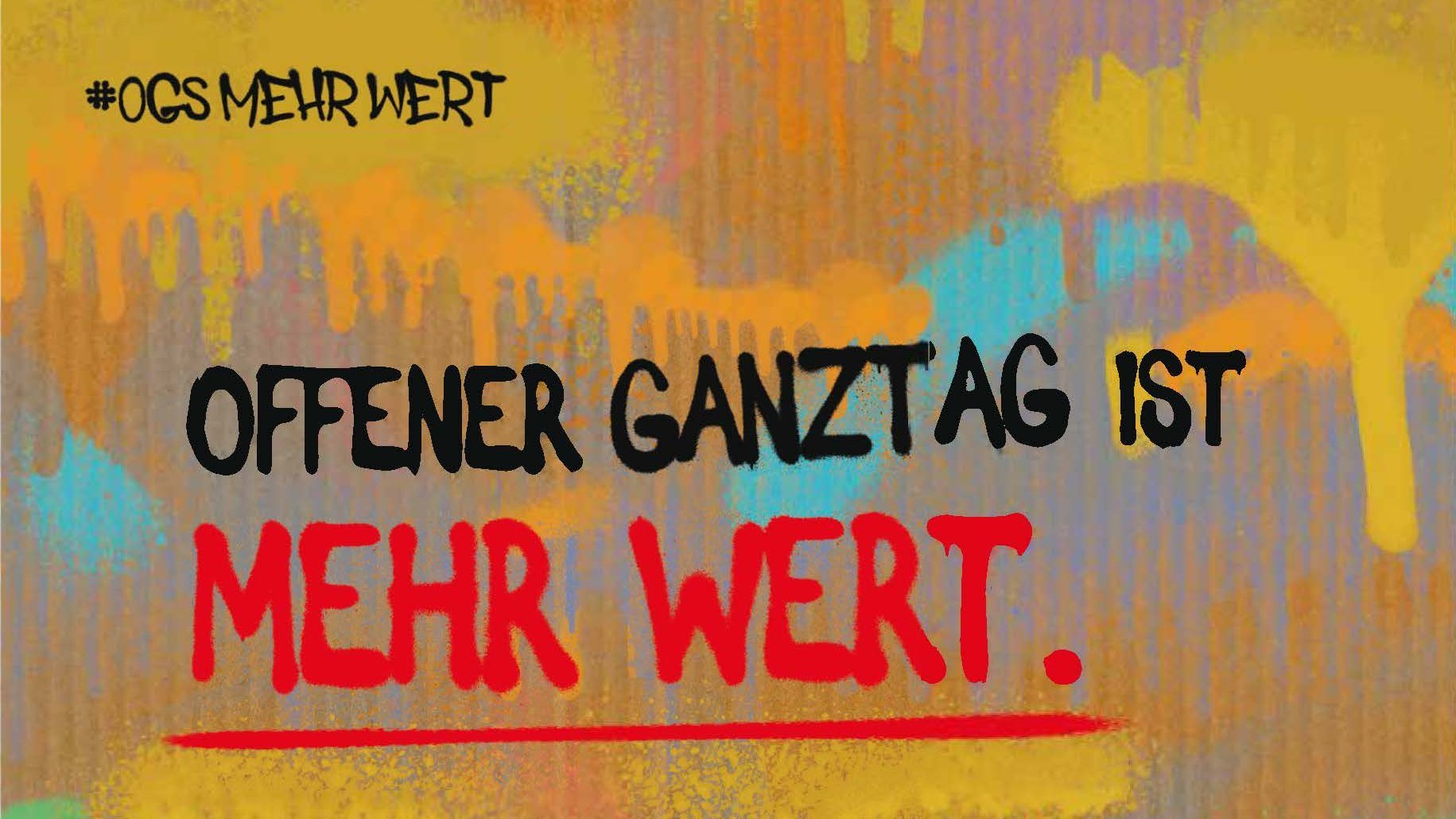 Das Bild zeigt einen Slogan auf Deutsch, der lautet: “OFFENER GANZTAG IST MEHR WERT.” Dieser ist auf einem Hintergrund mit mehreren horizontal verschmierten Farben platziert. Am unteren Rand befinden sich zwei Hashtags: “#OGSMEHRWERT” und “#NRWGerechterMachen.” Der Text ist in Weiß mit einer roten Unterstreichung unter der Hauptbotschaft.