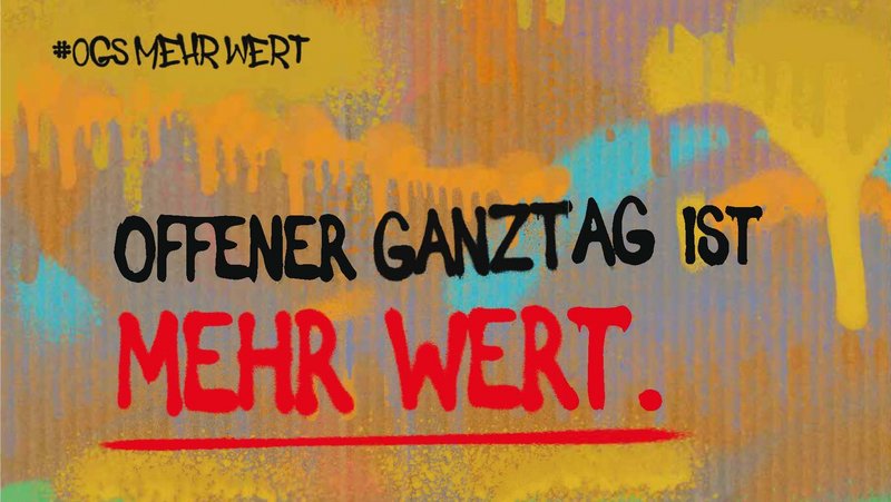 Das Bild zeigt einen Slogan auf Deutsch, der lautet: “OFFENER GANZTAG IST MEHR WERT.” Dieser ist auf einem Hintergrund mit mehreren horizontal verschmierten Farben platziert. Am unteren Rand befinden sich zwei Hashtags: “#OGSMEHRWERT” und “#NRWGerechterMachen.” Der Text ist in Weiß mit einer roten Unterstreichung unter der Hauptbotschaft.