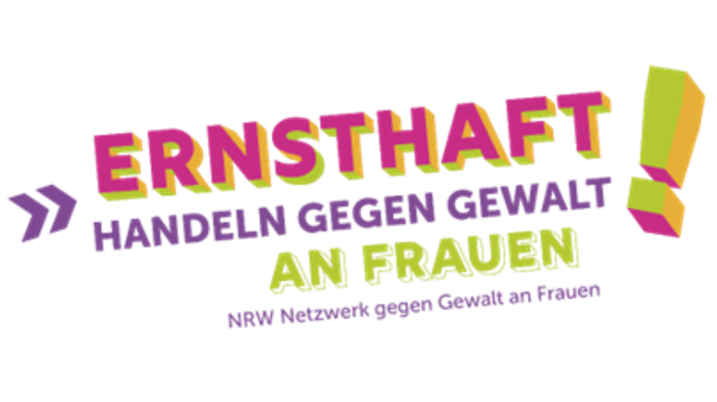 Das Bild zeigt ein Logo mit dem Text „ERNSTHAFT! HANDELN GEGEN GEWALT AN FRAUEN NRW Netzwerk gegen Gewalt an Frauen“. Der Text ist in verschiedenen Farben gestaltet: „ERNSTHAFT!“ ist in einer Kombination aus Pink und Gelb, „HANDELN GEGEN GEWALT“ in Lila, und „AN FRAUEN“ in Grün. Darunter steht in kleinerer Schrift „NRW Netzwerk gegen Gewalt an Frauen“.